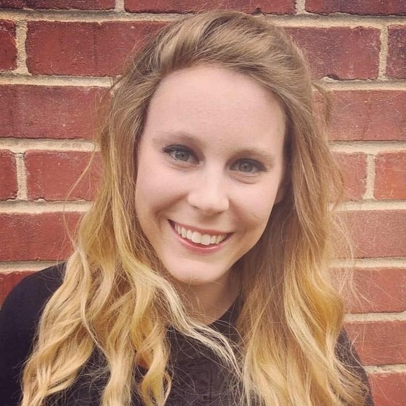 Profile Picture of Jenna Sharp (@jbsharp90) on Poshmark