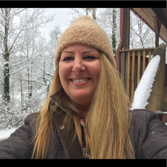 Profile Picture of Cathy Booker (@cathybooker) on Poshmark