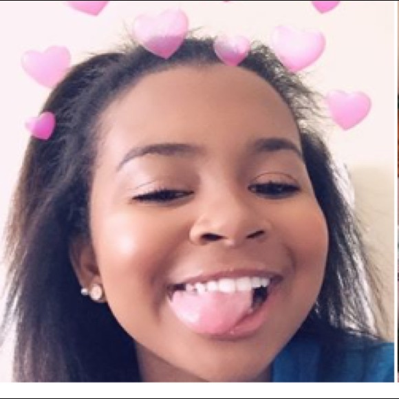 Profile Picture of Hanna Travis (@hannax123) on Poshmark