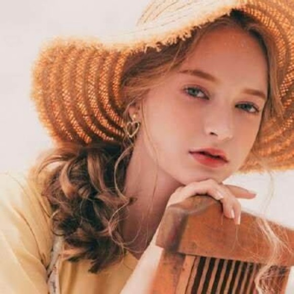 Profile Picture of Phoebe Hughes (@matthewssook739) on Poshmark