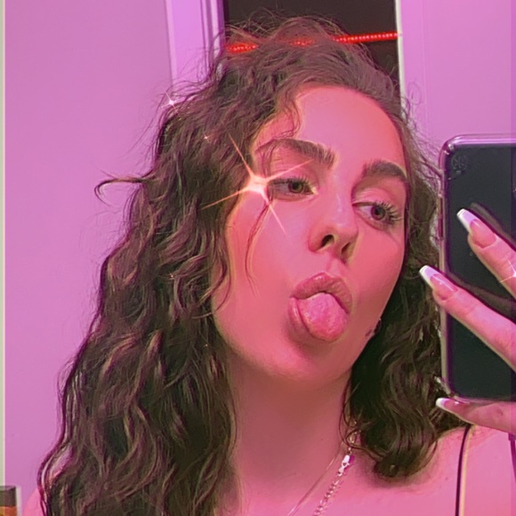Profile Picture of Caroline Guglielmetti (@c_guglielmetti) on Poshmark