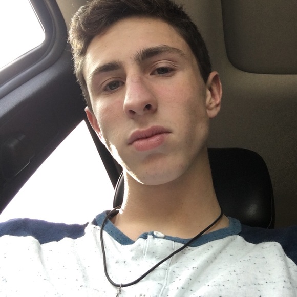 Profile Picture of Noah Neuhauser (@noahcn) on Poshmark