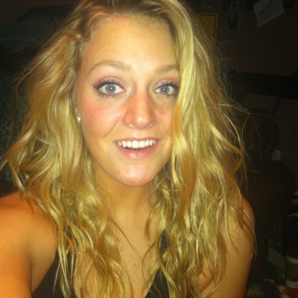 Profile Picture of Amanda Clarine (@manders818) on Poshmark