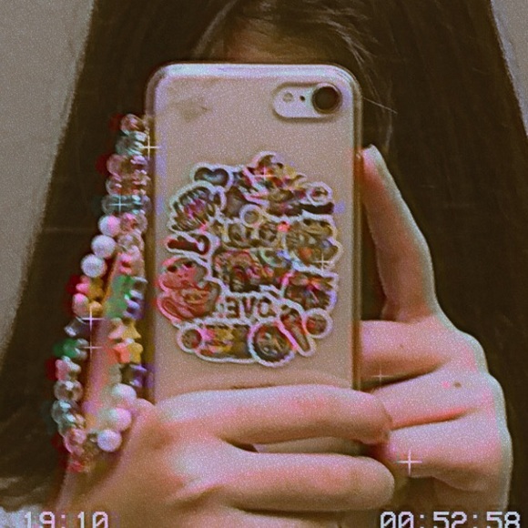 Profile Picture of Vivian Kilcommons (@vivik12) on Poshmark
