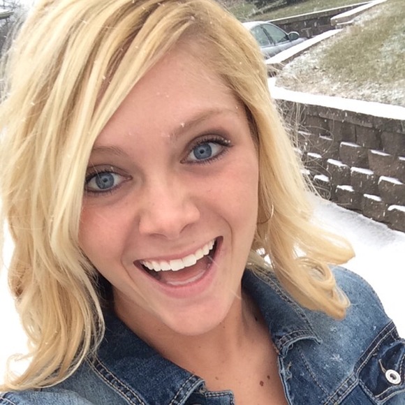 Profile Picture of Cailey Schlenker (@caileyrenee) on Poshmark