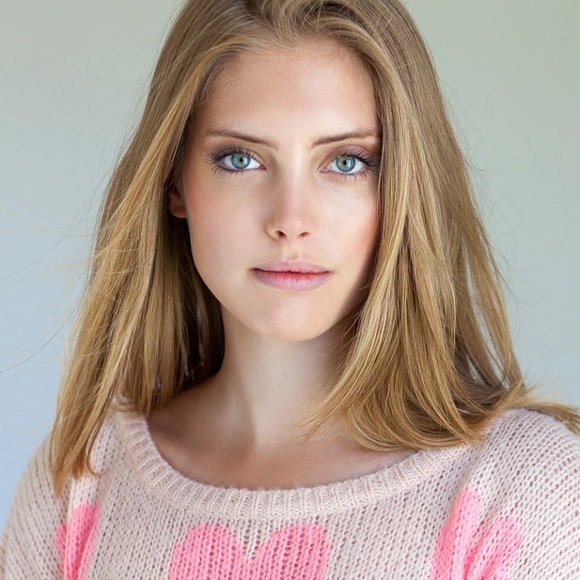 Profile Picture of Caterina Leaness (@caterinaleaness) on Poshmark