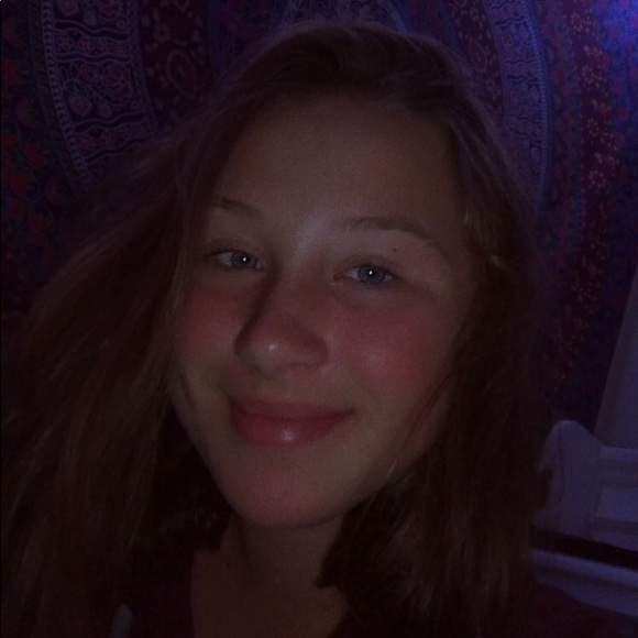 Profile Picture of Phoebe Jagello (@phoebejagello) on Poshmark