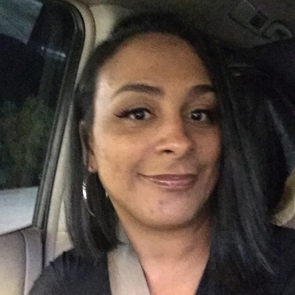 Profile Picture of Iris Valentin (@irisvalentin217) on Poshmark