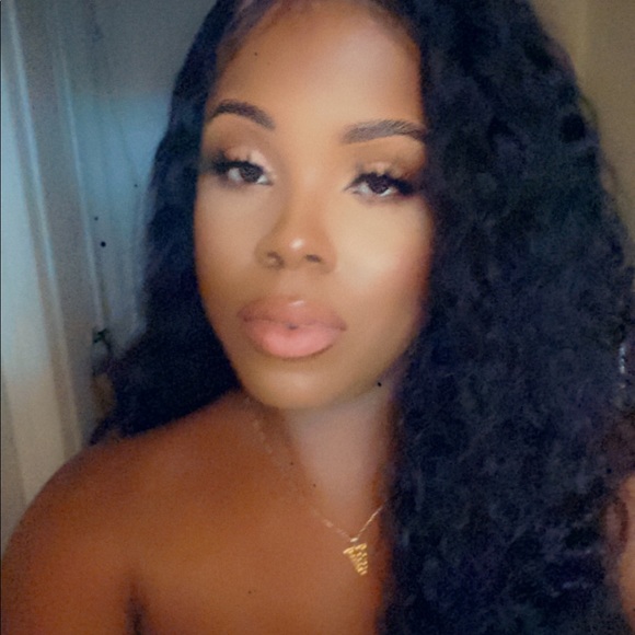 Profile Picture of Vicky Laing💋 (@victoriaamegann) on Poshmark