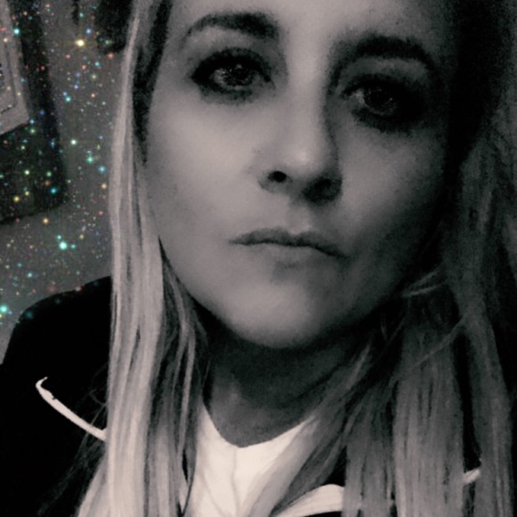 Profile Picture of Jenn Waitkus (@jennwaitkus) on Poshmark