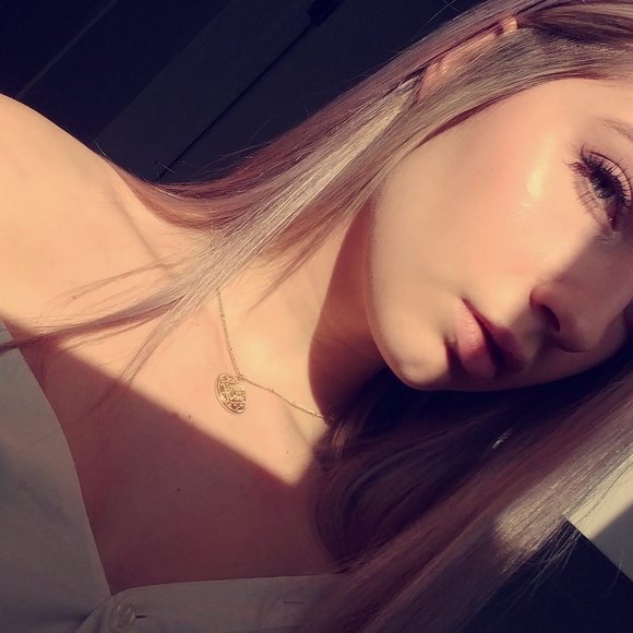 Profile Picture of Léonie Poirier (@queen_loxee) on Poshmark