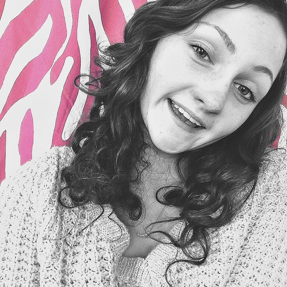 Profile Picture of Elyssa Kimball (@elyssa_beth) on Poshmark