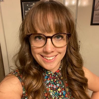 Profile Picture of April Carson (@bathinapes) on Twitter