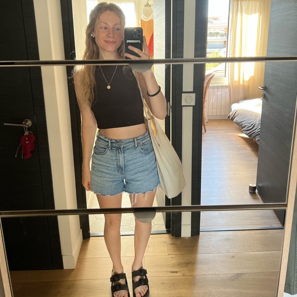 Profile Picture of Julie Hoeflinger (@juliehoeflinger) on Poshmark
