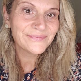 Profile Picture of Beauty & Vibes with Lorraine (@LorraineBelliveauRoach) on Pinterest