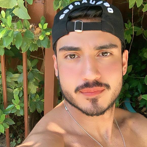 Profile Picture of Carlos Adrián (@carlosadriangf) on Poshmark