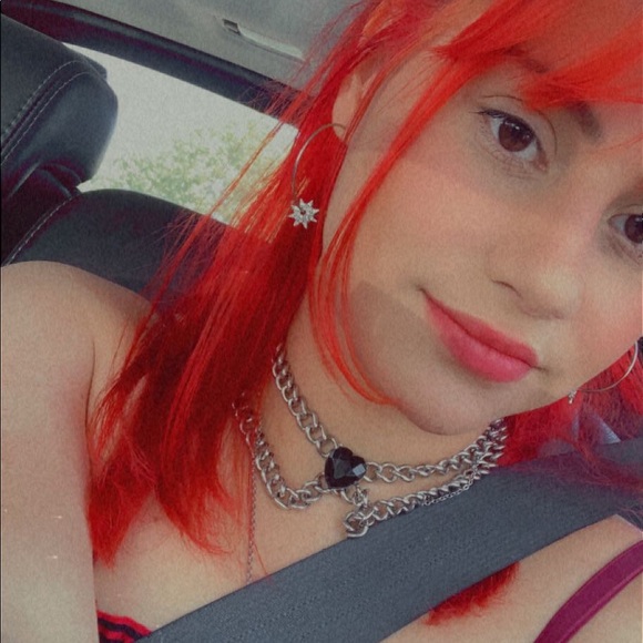 Profile Picture of Mina White (@min_aaa) on Poshmark