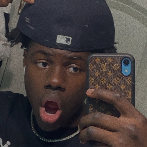 Profile Picture of Gradi Mungani (@gradimu03) on Poshmark