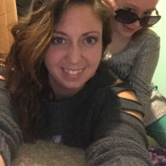 Profile Picture of Alesha Torbert (@aleshaat1995) on Poshmark