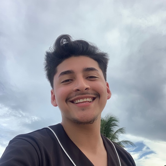 Profile Picture of Antonio Andrade (@antonioyt) on Poshmark