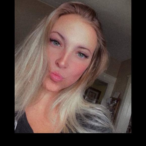 Profile Picture of Alyssa Bunker (@lyssamariee04) on Poshmark