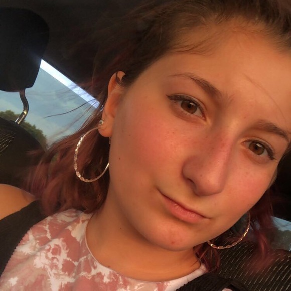 Profile Picture of Elizabeth Dickenson (@endickenson) on Poshmark