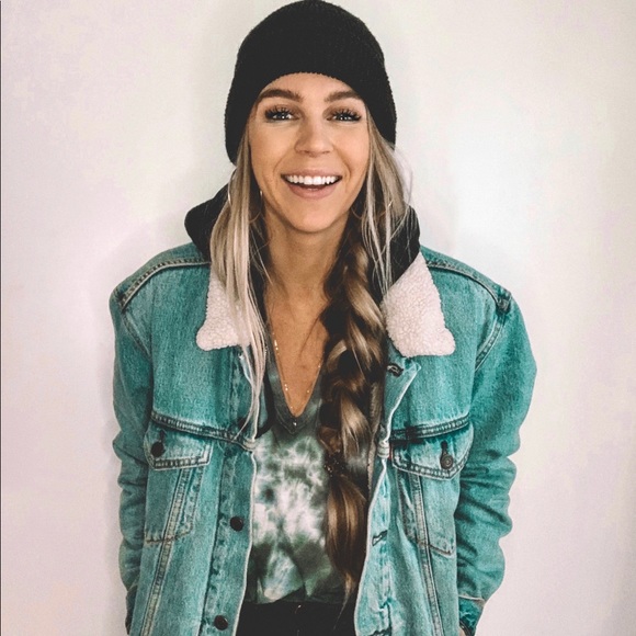 Profile Picture of Nicole Matteson (@nicmatteson92) on Poshmark