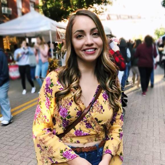 Profile Picture of Alyssa Zarnoch (@rosezarnoch) on Poshmark