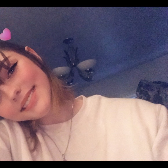 Profile Picture of Emma Swaffield (@iimemmm) on Poshmark