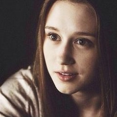Profile Picture of Violet Harmon (@RiskyWallflower) on Twitter
