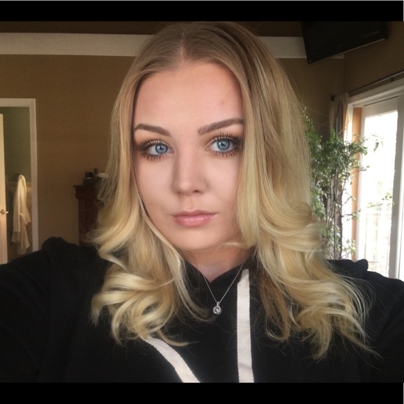 Profile Picture of Amanda Hulse (@amandahulse33) on Poshmark