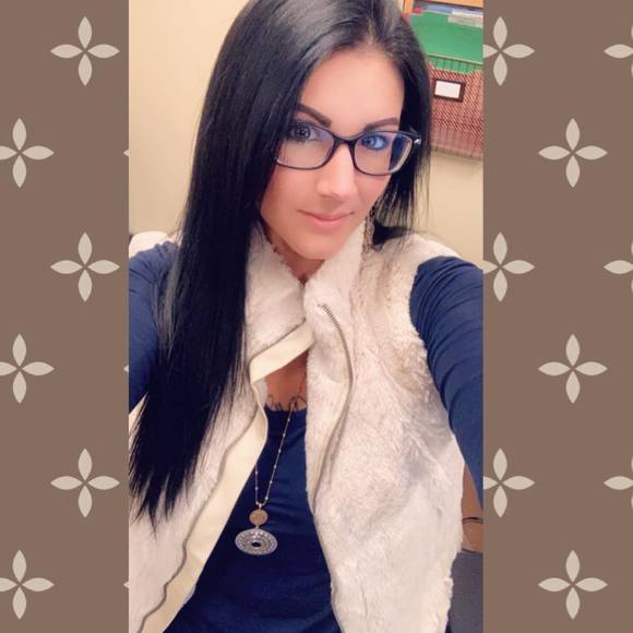 Profile Picture of Shawna Hodges (@sterlingbleu84) on Poshmark