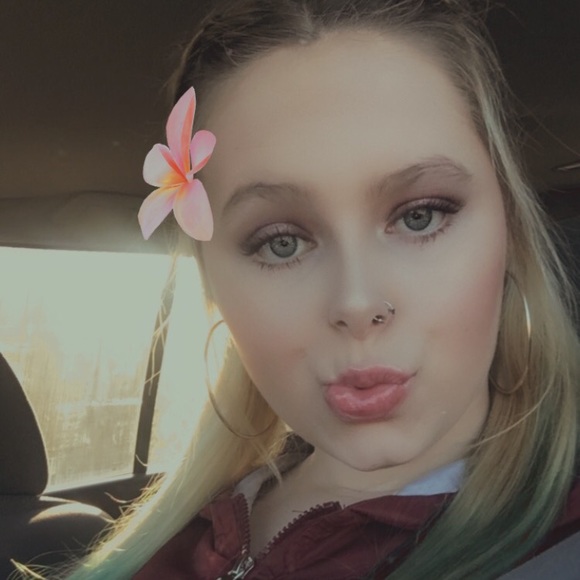 Profile Picture of Alexis Macklin (@alexismacklin) on Poshmark