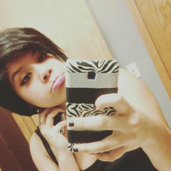 Profile Picture of Lorena Alvarez (@alvarez_lorena) on Poshmark