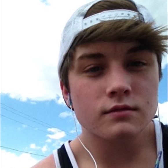 Profile Picture of Brandon Gibble (@tiibbles) on Poshmark