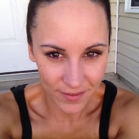 Profile Picture of Jennifer Robilio (@jenlynnscott) on Poshmark