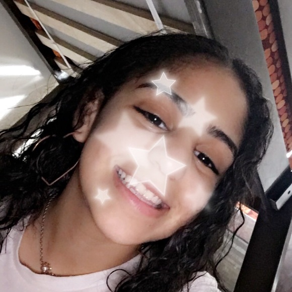 Profile Picture of Danieliz Jiminian (@danielizalize) on Poshmark