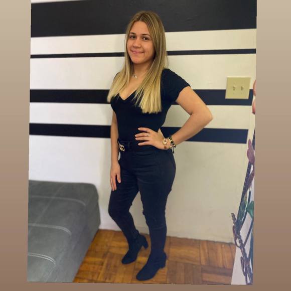 Profile Picture of Cesia Hernandez (@cesiahernand431) on Poshmark