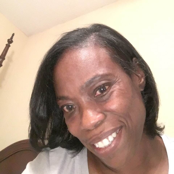 Profile Picture of Sandra Wallace (@swsandsand) on Poshmark
