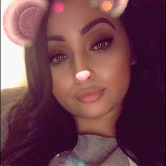 Profile Picture of Bree Lopez (@brendaalpz__) on Poshmark