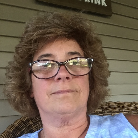 Profile Picture of Bobbi Readshaw (@lexus962) on Poshmark