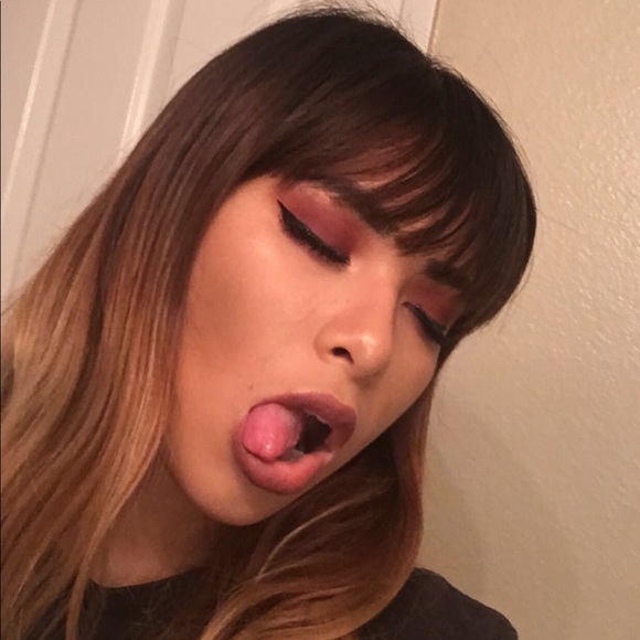 Profile Picture of Alexa Perez (@urlechestore) on Poshmark