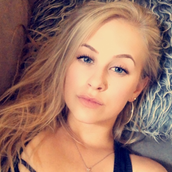 Profile Picture of Jenna Toolanen (@jennatoolanen) on Poshmark