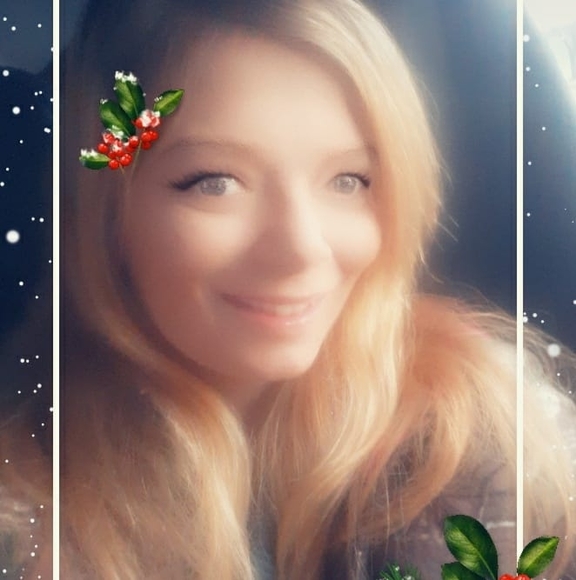 Profile Picture of Sarah Drevs (@sarahdrevs) on Poshmark