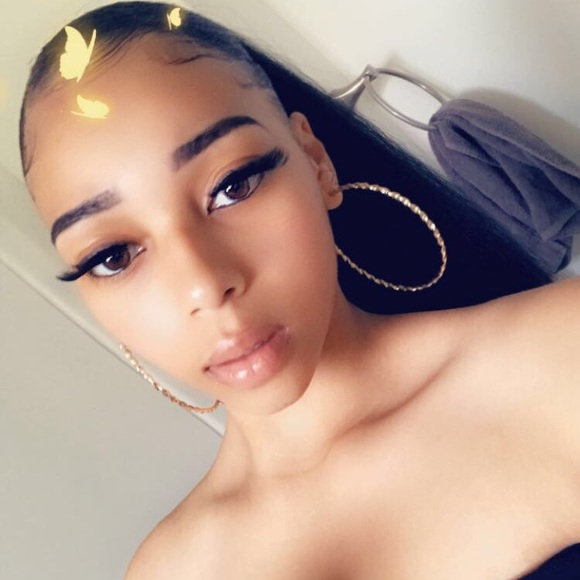 Profile Picture of Destynee Jones (@bxbbyd) on Poshmark
