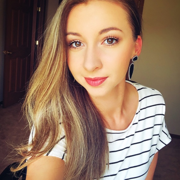 Profile Picture of Paige Schmidt (@tropicberry) on Poshmark