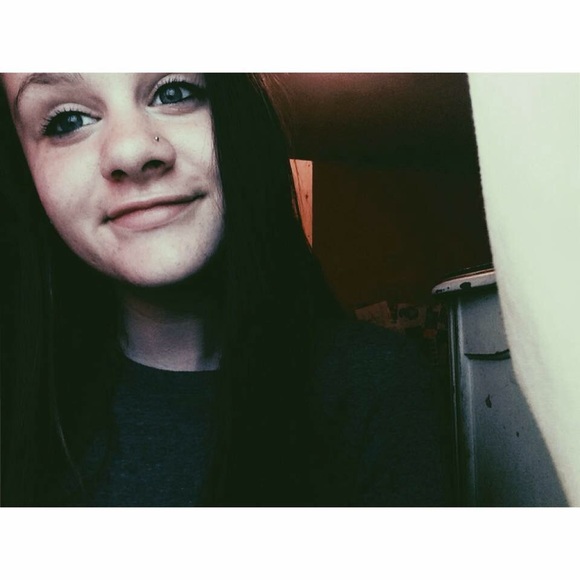 Profile Picture of Alex Holloway (@alexxhollowayyy) on Poshmark