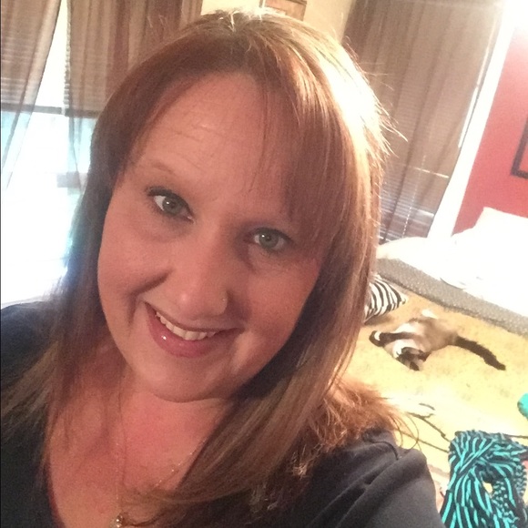 Profile Picture of Cathy Steele (@wigintonca) on Poshmark