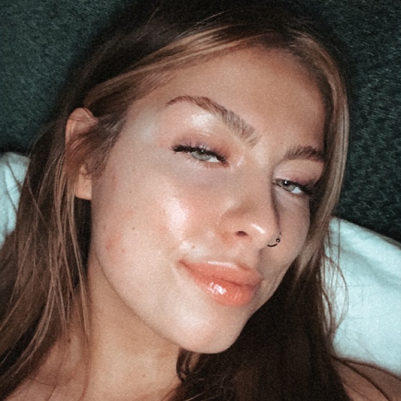 Profile Picture of Cass Sousek (@casssousek) on Poshmark