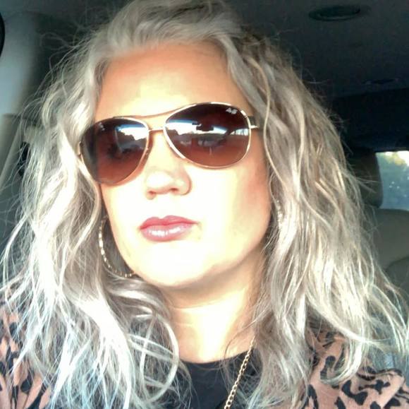 Profile Picture of Laurie Fields (@lauriebeth23) on Poshmark